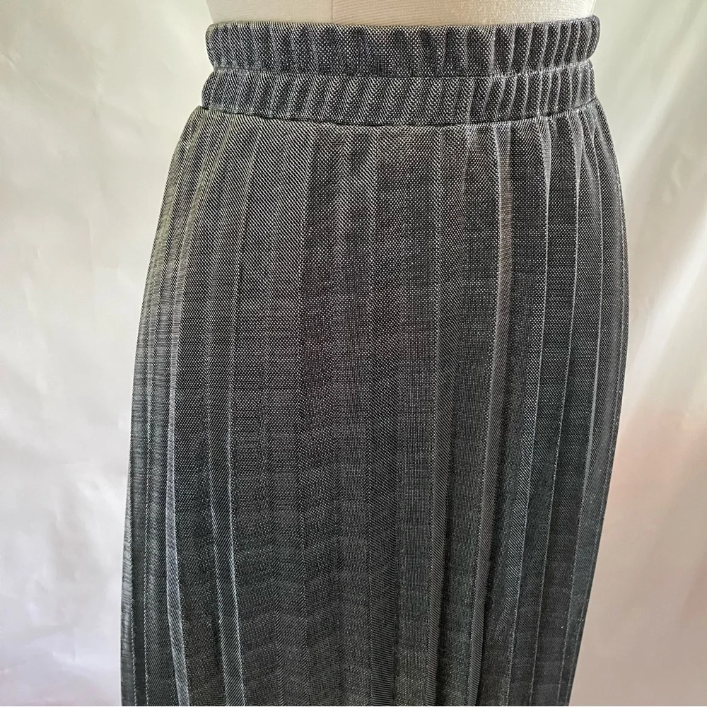 Black and Silver Pleated Skirt Size XXL - Picture 3 of 7